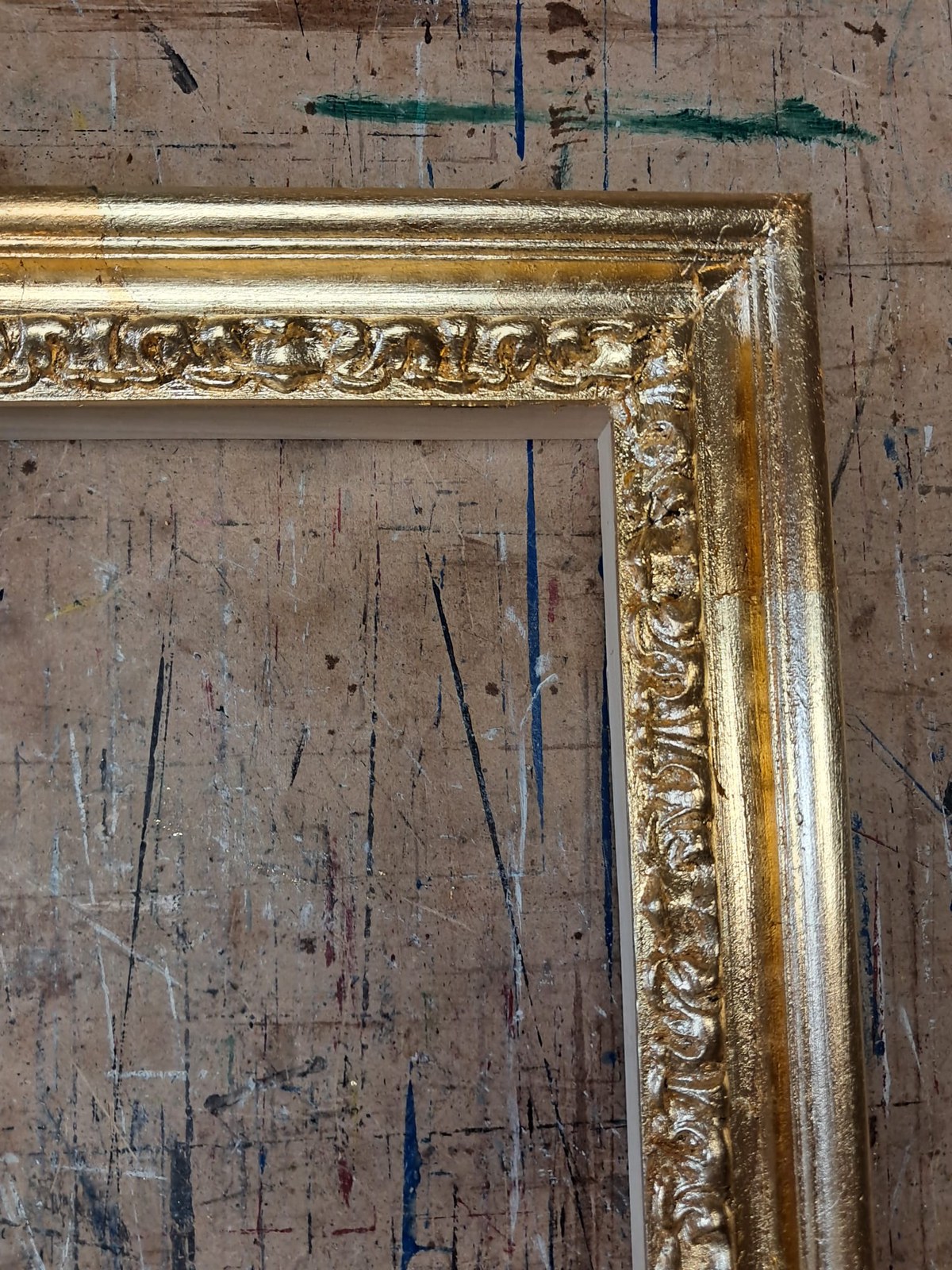 Dettaglio angolo — cornice oro
