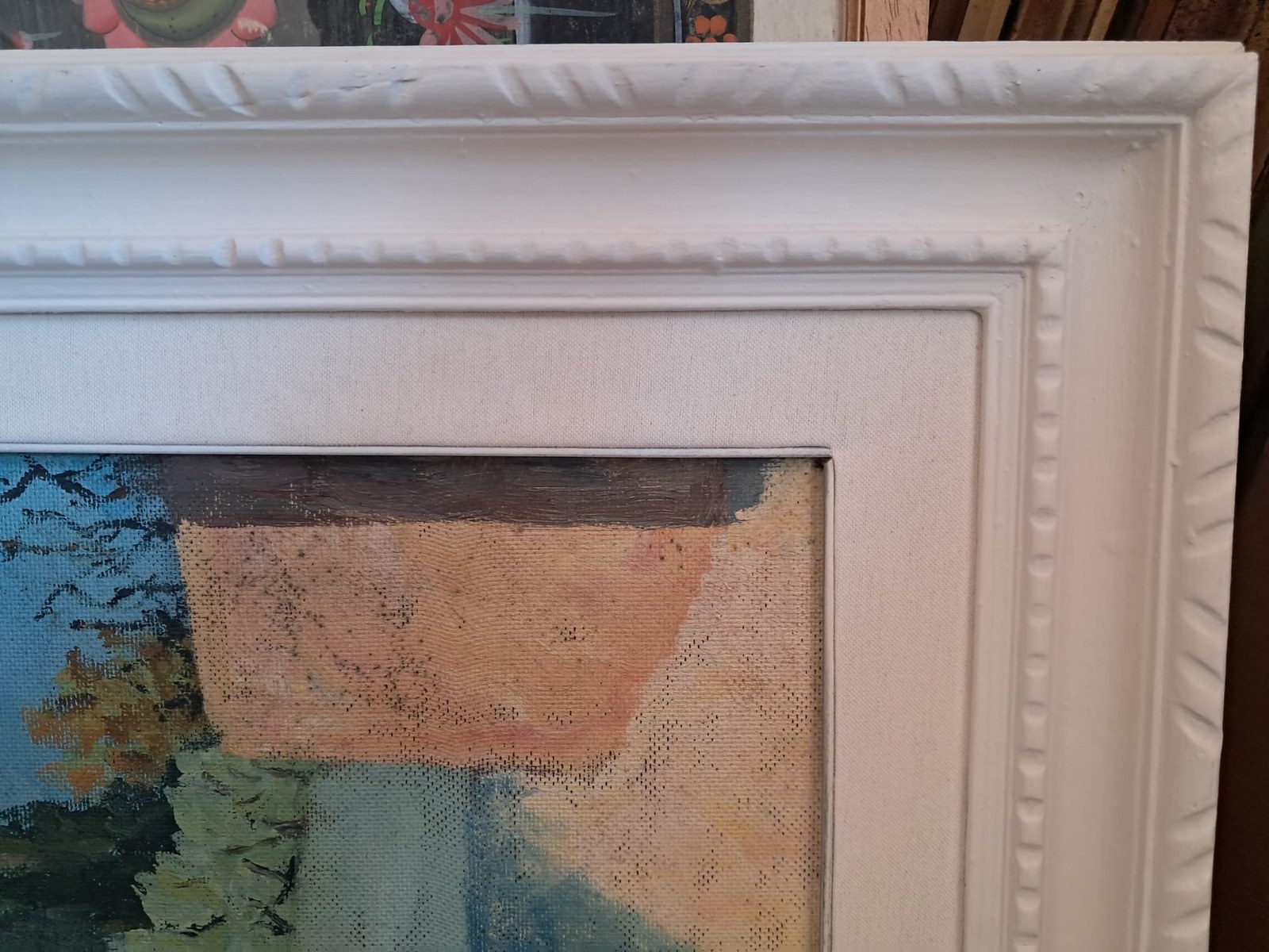 Cornice bianca ornamentale su tela